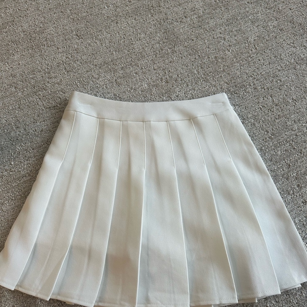 Elegant White Pleated Skirt
